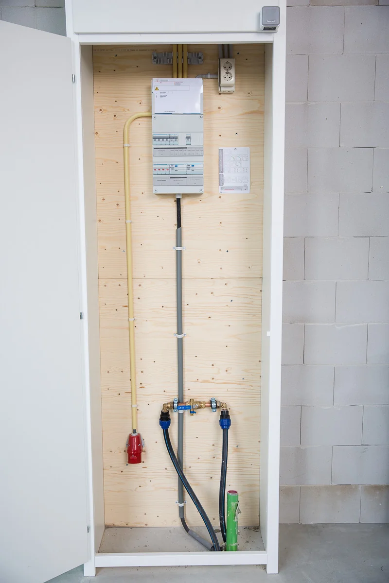 Meterkast met gas-, water- en elektravoorzieningen in een nieuwbouwwoning aan de Laan van S' Gravensmade.